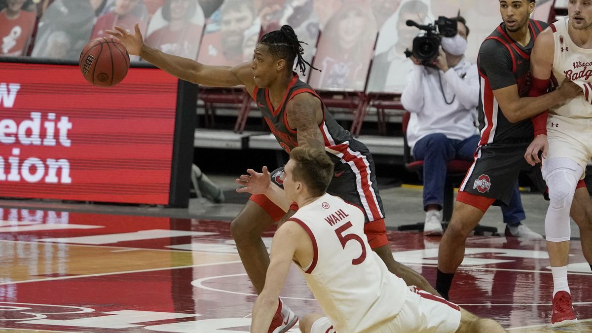 Wisconsin's Tyler Wahl and Ohio State's Eugene Brown III go after a loose ball during the...