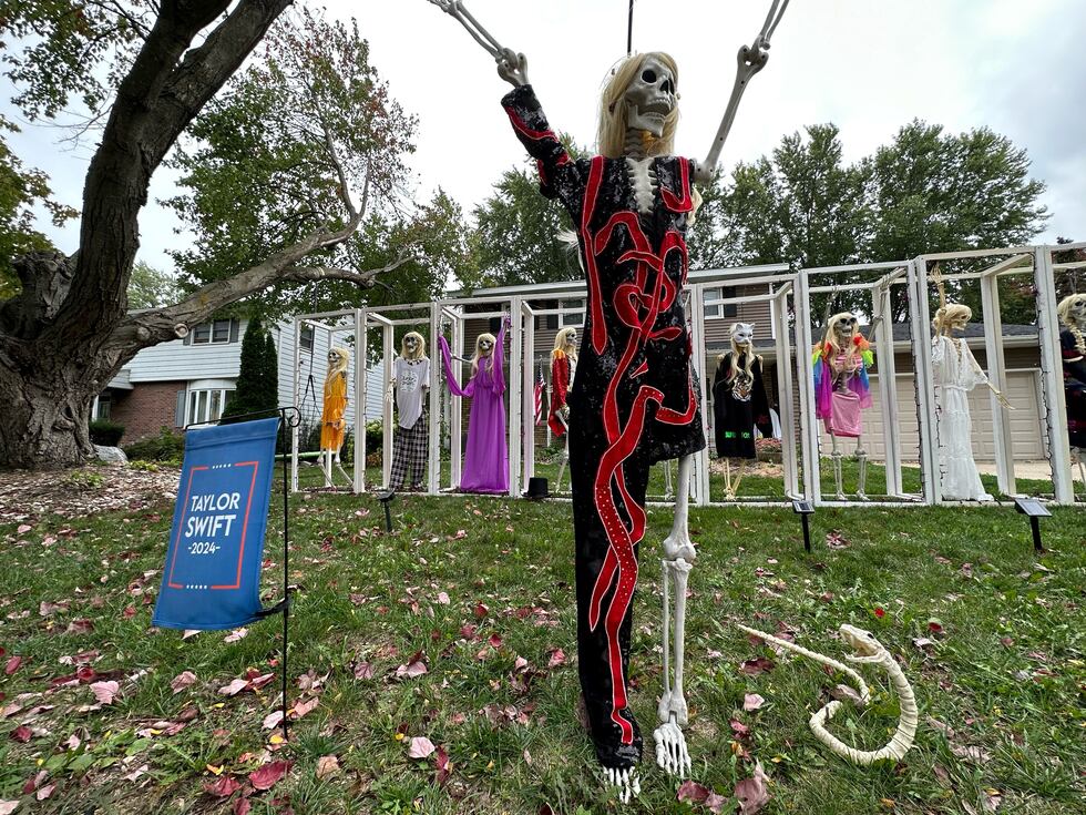 Sun Prairie family makes Taylor Swift Halloween display