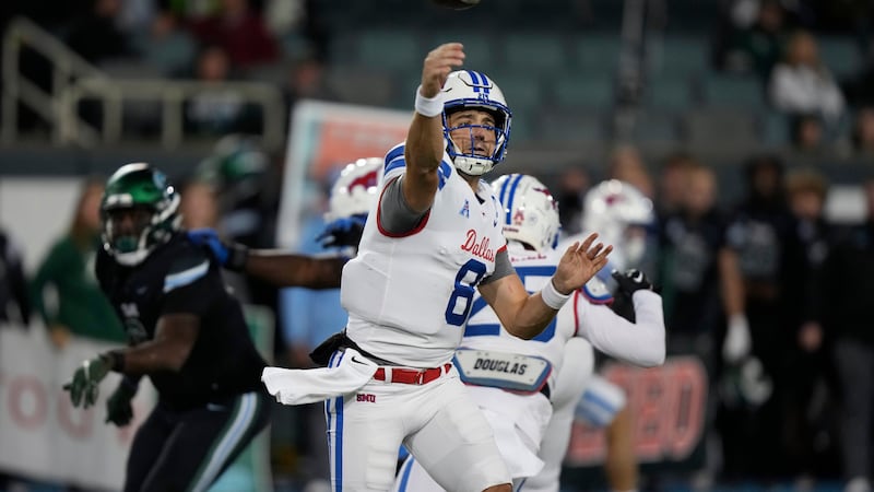 Southern Methodist quarterback Tanner Mordecai (8) passes during the second half of an NCAA...